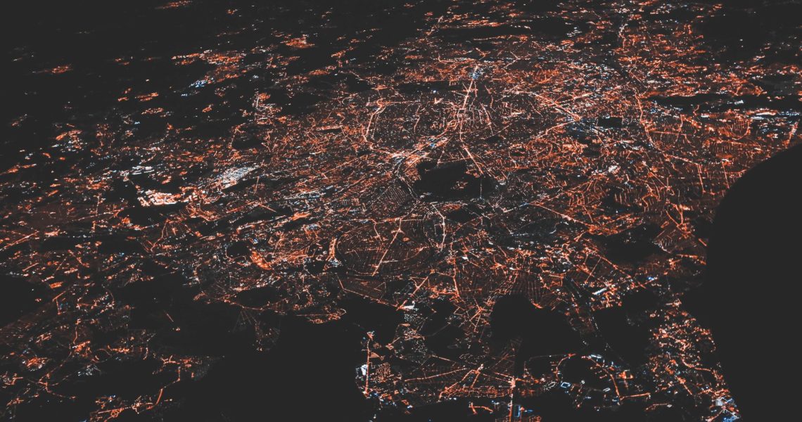 oversiktsbilde av by om natten